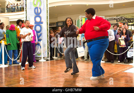 FAT ALBERT USA 2004 Joel Zwick Szene mit Doris (KYLA PRATT) und Fat Albert (KENAN THOMPSON) Komödie Regie: Joel Zwick Stock Photo