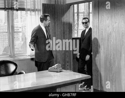 DAS APPARTEMENT The Apartment USA 1960 Billy Wilder Sheldrake (FRED MACMURRAY) bittet Baxter (JACK LEMMON) in sein Büro. Komödie Regie: Billy Wilder aka. The Apartment Stock Photo