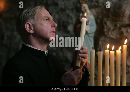 MERRY CHRISTMAS Joyeux Noel F/D/UK/Belgium 2005 Christian Carion The Anglican Priest Palmer (GARY LEWIS) Regie: Christian Carion aka. Joyeux Noel Stock Photo