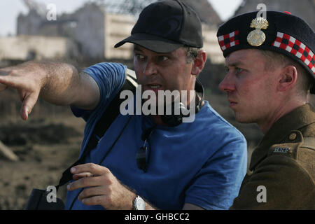 MERRY CHRISTMAS Joyeux Noel F/D/UK/Belgium 2005 Christian Carion Director CHRISTIAN CARION with STEVEN ROBERTSON Regie: Christian Carion aka. Joyeux Noel Stock Photo