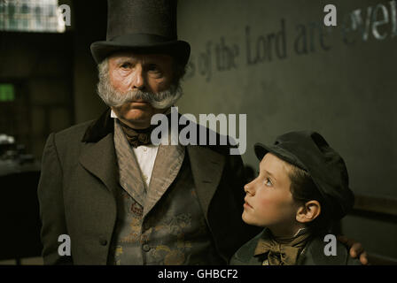 OLIVER TWIST UK/Czech Republic/FR/IT 2005 Roman Polanski Mr. Brownlow (EDWARD HARDWICKE) and Oliver Twist (BARNEY CLARK) Regie: Roman Polanski Stock Photo