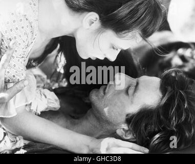 REVOLUTION UK/USA/Norway 1985 Hugh Hudson Tom Dobb (AL PACINO) and Daisy McConnahay (NASTASSJA KINSKI) in a love scene. Regie: Hugh Hudson Stock Photo