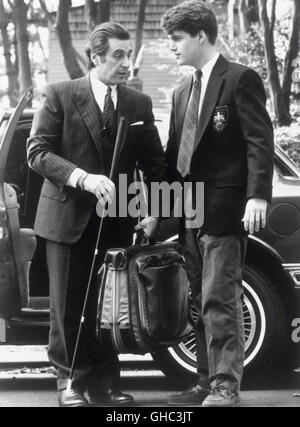 DER DUFT DER FRAUEN Scent of a Woman USA 1992 Martin Brest Frank Slade (AL PACINO), a blind and surly ex-Army officer at loose in New York with his young guide Charlie Simms (CHRIS O'DONNELL) in tow. Regie: Martin Brest aka. Scent of a Woman Stock Photo