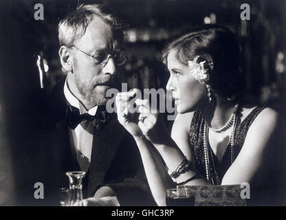 STEPPENWOLF USA/Switzerland/UK 1974 Fred Haines Harry Haller (MAX VON SYDOW) and Hermine (DOMINIQUE SANDA) Regie: Fred Haines Stock Photo