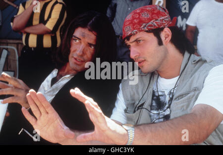 DESPERADO USA/Mexico 1995 Robert Rodriguez ANTONIO BANDERAS and Director ROBERT RODRIGUEZ during the shooting Regie: Robert Rodriguez Stock Photo