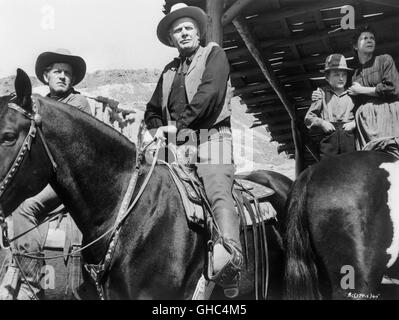 WEITES LAND - THE BIG COUNTRY USA 1958 William Wyler Terrill Cowboy (CHUCK ROBERSON), Major Terrill (CHARLES BICKFORD) Regie: William Wyler Stock Photo