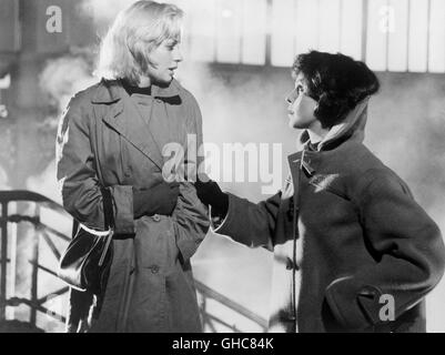 BLICK ZURÜCK IM ZORN Look Back in Anger UK 1958 Tony Richardson Alison Porter (MARY URE) wearing Trenchcoat and Helena Charles (CLAIRE BLOOM) Regie: Tony Richardson aka. Look Back in Anger Stock Photo