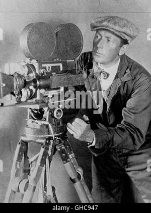 Silent Movie Director F. W. MURNAU (Friedrich Wilhelm Murnau) (1888-1931) with cine camera (1921) Stock Photo
