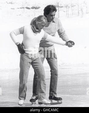 ICE CASTLES USA 1978 Donald Wrye ROBBY BENSON as Nick Peterson assists LYNN-HOLLY JOHNSON as Alexis Winston in learning to skate after she has had an accident. Regie: Donald Wrye Stock Photo