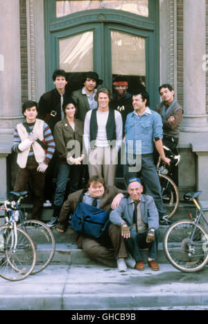 QUICKSILVER USA 1986 Thomas Michael Donnelly The fast-paced adventure set of the urban bicycle messenger. Appearing as messengers are: (seated left to right) LOUIS ANDERSON, JOSHUA SHELLEY, (second row left to right) PAT ROMANO, JAMI GERTZ, KEVIN BACON, PAUL RODRIGUEZ, (third row left to right) JOEL WEISS, LOU DINOS, DAVID HARRIS, MICHAEL KAYE Regie: Thomas Michael Donnelly Stock Photo