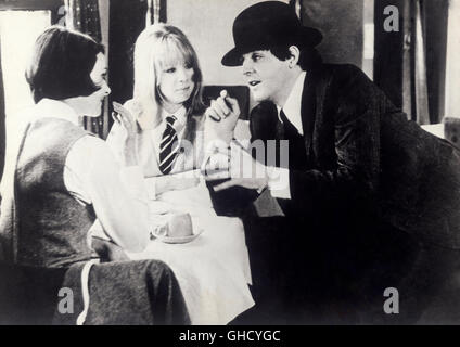 A HARD DAY'S NIGHT UK 1964 Richard Lester Two Girls and PAUL MCCARTNEY as Paul in A Hard Day's Night (1964). Regie: Richard Lester Stock Photo