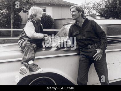 Paris Texas Frankreich/BRD 1984 Wim Wenders Hunter (HUNTER CARSON) and Travis (HARRY DEAN STANTON) Regie: Wim Wenders Stock Photo