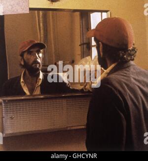 Paris Texas Frankreich/BRD 1984 Wim Wenders Travis (HARRY DEAN STANTON) in the peep show box. Regie: Wim Wenders Stock Photo