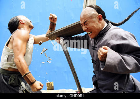 FEARLESS Huo Yuan Jia Hong Kong/USA 2006 Ronny Yu Action scene: JET LI (rechts) zeigt in der Rolle des legendären Huo Yuanjia seine Martial-Arts-Fähigkeiten. Regie: Ronny Yu aka. Huo Yuan Jia Stock Photo