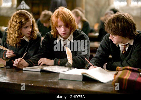 HARRY POTTER UND DER FEUERKELCH Harry Potter and the Goblet of Fire USA 2005 Mike Newell Hermione (EMMA WATSON), Ron (RUPERT GRINT), Harry (DANIEL RADCLIFF) Regie: Mike Newell aka. Harry Potter and the Goblet of Fire Stock Photo