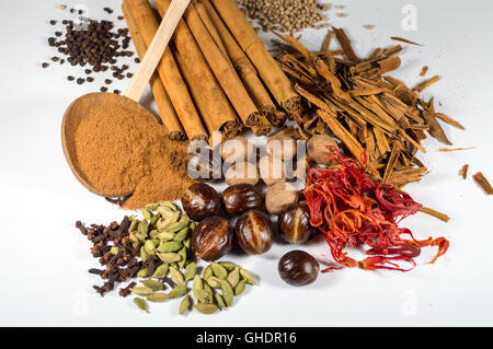 Cardamon, cloves, Black pepper, white pepper, cinnamon, cinnamon power,nutmeg,mace Stock Photo