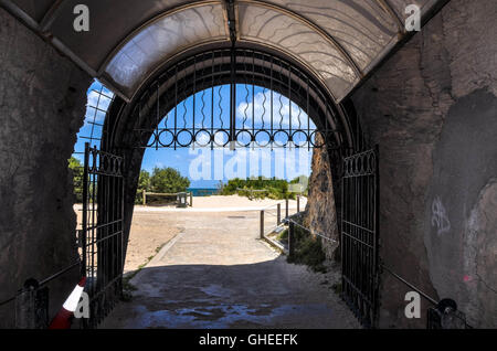 View to Bather's Beach through limestone whaler's tunnel at Arthur's Head Reserve in historic Fremantle, Western Australia. Stock Photo