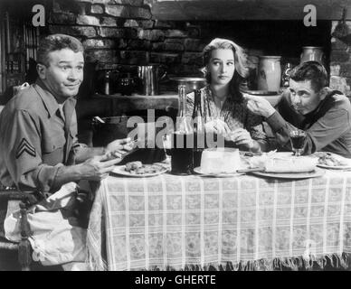 IMITATION GENERAL USA 1958 George Marshall Dinner scene: RED BUTTONS (Chan Derby), TAINA ELG (Simone), GLENN FORD (Murphy Savage) Regie: George Marshall Stock Photo