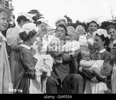 THE MILLION POUND NOTE UK 1953 Ronald Neame Henry Adams (GREGORY PECK) with Babies. Regie: Ronald Neame Stock Photo