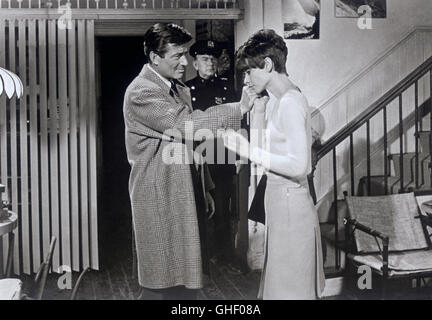 WAIT UNTIL DARK USA 1967 Terence Young EFREM ZIMBALIST JR., AUDREY HEPBURN as blind Susy Hendrix Regie: Terence Young Stock Photo