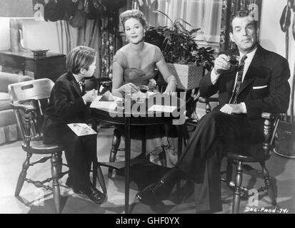 THE SHAGGY DOG USA 1959 Charles Barton Family Daniels: Wilby (TOMMY KIRK), Freeda (JEAN HAGEN), Wilson (FRED MACMURRAY) Regie: Charles Barton Stock Photo