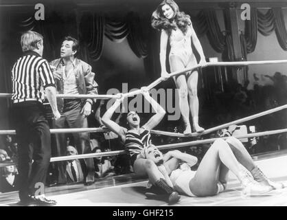 ALL THE MARBLES USA 1981 Robert Aldrich Molly (LAURENE LANDON), as one of the wrestling California Dolls, is in trouble during their championship match when one of the champion Diane from Toledo Tigers (TRACY REED) pulls her into the ropes while her partner Iris (VICKI FREDERICK) tries to help and manager Harry Sears (PETER FALK) argues with the referee (RICHARD JAECKEL). Regie: Robert Aldrich Stock Photo
