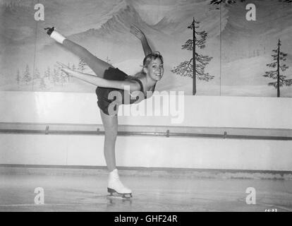 ICE CASTLES USA 1978 Donald Wrye A former Ice Capades feature skater, LYNN-HOLLY JOHNSON as Alexis Winston. Regie: Donald Wrye Stock Photo