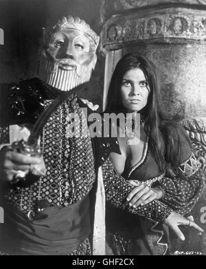 THE GOLDEN VOYAGE OF SINBAD UK/USA 1974 Gordon Hessler DOUGLAS WILMER as Vizier with mask, CAROLINE MUNRO as Margiana Regie: Gordon Hessler Stock Photo