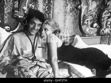UN MONSIEUR DE COMPAGNIE Italien/Frankreich 1965 Philippe de Broca Love scene with SANDRA MILO (Maria) and JEAN-PIERRE CASSEL (Antoine) Regie: Philippe de Broca Stock Photo