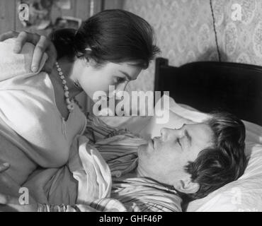 SATURDAY NIGHT AND SUNDAY MORNING UK 1960 Karel Reisz Doreen (SHIRLEY ANNE FIELD) and Arthur Seaton (ALBERT FINNEY) Regie: Karel Reisz Stock Photo