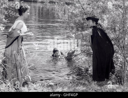 LA BELLA MUGNAIA Italien 1955 Mario Camerini SOPHIA LOREN (Carmela, la bella Mugnaia), VITTORIO DE SICA (Don Teofilo, in the water), PAOLO STOPPA (Gardunia) Regie: Mario Camerini Stock Photo