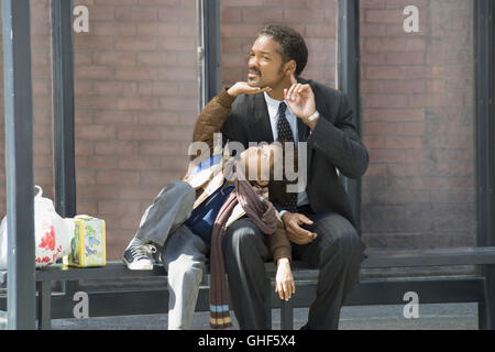 DAS STREBEN NACH GLÜCK The Pursuit of Happyness USA 2006 Gabriele Muccino The Pursuit of Happyness / Chris Gardner (WILL SMITH) with his son Christopher (JADEN SYRE SMITH) Regie: Gabriele Muccino aka. The Pursuit of Happyness Stock Photo