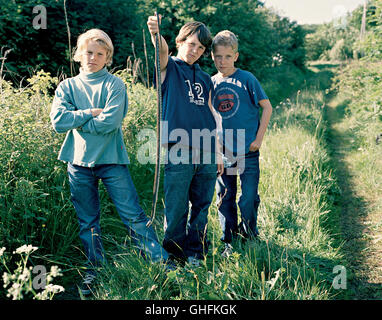 DIE FARBE DER MILCH Ikke Naken Norwegen 2004 Die Farbe der Milch / Andy (BERNHARD NAGLESTAD) with friends Regie: Torun Lian aka. Ikke Naken Stock Photo