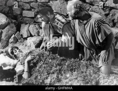 JASON AND THE ARGONAUTS UK/USA 1964 Don Chaffey Medea (NANCY KOVACK) with the Golden Fleece, Jason (TODD ARMSTRONG) and Argos (LAURENCE NAISMITH) Regie: Don Chaffey Stock Photo