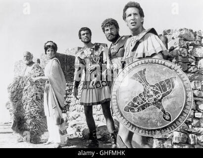 JASON AND THE ARGONAUTS UK/USA 1964 Don Chaffey Argos (LAURENCE NAISMITH) with the Golden Fleece, Medea (NANCY KOVACK), Jason (TODD ARMSTRONG), Hercules (NIGEL GREEN), Hylas (JOHN CAIRNEY) Regie: Don Chaffey Stock Photo