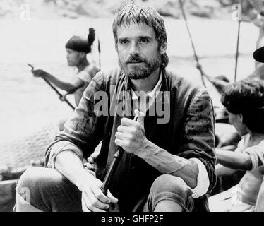 THE MISSION GB 1986 Roland Joffe JEREMY IRONS as Padre Gabriel (with flute) Regie: Roland Joffe Stock Photo