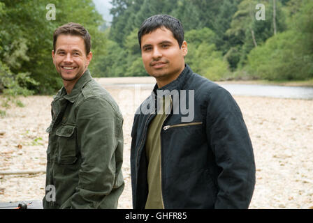 Shooter / Nick Memphis (MICHAEL PENA) and Bob Lee Swagger (MARK WAHLBERG) on the set Regie: Antoine Fuqua aka. Shooter Stock Photo