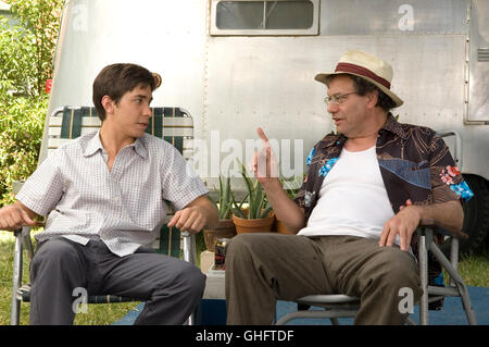 S.H.I.T.- Die Highschool GmbH / Disgruntled Uncle Ben (LEWIS BLACK) imparts more twisted wisdom on a captivated Bartleby (JUSTIN LONG) in the comedy Accepted. Regie: Steve Pink aka. Accepted Stock Photo