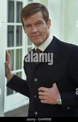 ROGER MOORE PORTRAIT Stock Photo - Alamy