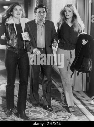 PETER FALK as Harry Sears, the hustling manager of two beautiful tag team wrestlers VICKI FREDERICK, left and LAURENE LANDON on their way to an exciting championship match. Regie: Robert Aldrich Stock Photo