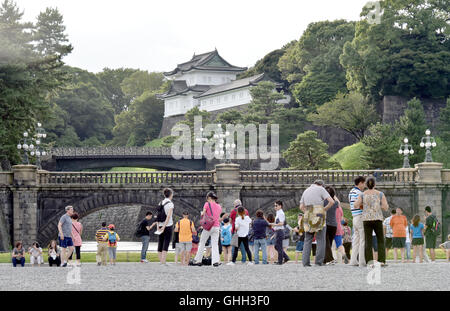 Tokyo, Japan. 8th Aug, 2016. Foreign tourists flock on the Imperial Palace grounds in Tokyo on Monday, August 8, 2016. From the palace, Emperor Akihito addresses to the nation, expressing his thoughts on abdication in a video message. The 82-year-old monarch said declining health may hinder ability to fulfill his duties as symbol emperor. The Emperor ascended to the throne in 1989 upon the death of his father, Emperor Hirohito. © Natsuki Sakai/AFLO/Alamy Live News Stock Photo