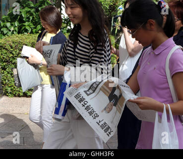 Tokyo, Japan. 8th Aug, 2016. People read extra edition newspapers which report Japanese Emperor Akihito's message to public in Tokyo on Monday, August 8, 2016. The 82-year-old Emperor indicated to his readiness to abdicate in the video message. © Yoshio Tsunoda/AFLO/Alamy Live News Stock Photo