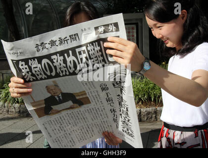 Tokyo, Japan. 8th Aug, 2016. People read an extra edition newspaper which reports Japanese Emperor Akihito's message to public in Tokyo on Monday, August 8, 2016. The 82-year-old Emperor indicated to his readiness to abdicate in the video message. © Yoshio Tsunoda/AFLO/Alamy Live News Stock Photo