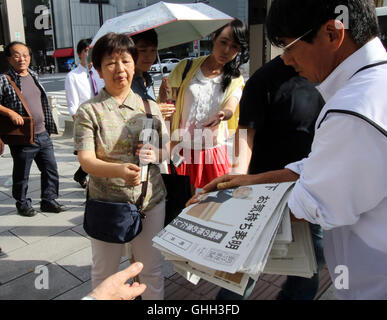 Tokyo, Japan. 8th Aug, 2016. People receive extra edition newspapers which report Japanese Emperor Akihito's message to public in Tokyo on Monday, August 8, 2016. The 82-year-old Emperor indicated to his readiness to abdicate in the video message. © Yoshio Tsunoda/AFLO/Alamy Live News Stock Photo