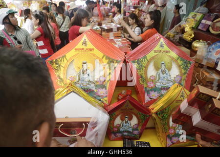 Phnom Penh, Cambodia. 14th Sep, 2016. People buy mooncakes in Phnom Penh, Cambodia, Sept. 14, 2016. As the Mid-Autumn Festival draws near, the sale of mooncakes goes popular in many shops and supermarkets in Phnom Penh. The Mid-Autumn Festival, which falls on Sept. 15 this year, is a traditional Chinese festival for family reunions, during which folks will enjoy the full moon together and eat mooncakes. © Phearum/Xinhua/Alamy Live News Stock Photo