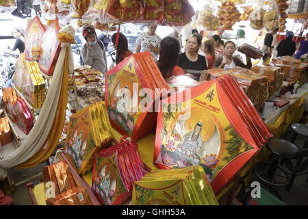 Phnom Penh, Cambodia. 14th Sep, 2016. People buy mooncakes in Phnom Penh, Cambodia, Sept. 14, 2016. As the Mid-Autumn Festival draws near, the sale of mooncakes goes popular in many shops and supermarkets in Phnom Penh. The Mid-Autumn Festival, which falls on Sept. 15 this year, is a traditional Chinese festival for family reunions, during which folks will enjoy the full moon together and eat mooncakes. © Phearum/Xinhua/Alamy Live News Stock Photo