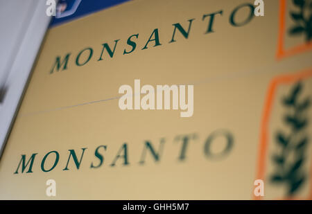 Duesseldorf, Germany. 14th Sep, 2016. A door sign of the Monsanto company in Duesseldorf, Germany, 14 September 2016. PHOTO: WOLFRAM KASTL/dpa/Alamy Live News Stock Photo