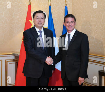 Paris, France. 26th Sep, 2016. Zhang Dejiang (L), chairman of the Standing Committee of China's National People's Congress, meets with French Prime Minister Manuel Valls in Paris, France, Sept. 26, 2016. At the invitation of French National Assembly Speaker Claude Bartolone and Senate President Gerard Larcher, Zhang Dejiang paid a four-day visit to France from Sept. 24 to 27. © Ma Zhancheng/Xinhua/Alamy Live News Stock Photo