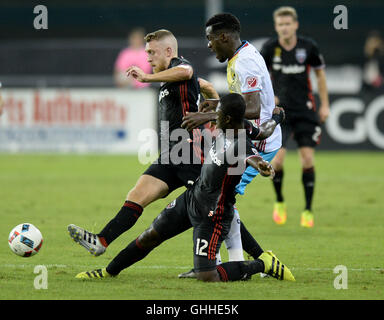 Washington, DC, USA. 28th Sep, 2016.  D.C. United forward PATRICK NYARKO (12) and D.C. United midfielder ROB VINCENT (26) defend a pass by Columbus Crew SC midfielder TONY TCHANI (6) in the first half at RFK Stadium in Washington. Credit:  Chuck Myers/ZUMA Wire/Alamy Live News Stock Photo