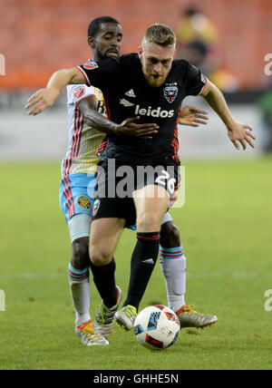 Washington, DC, USA. 28th Sep, 2016.  D.C. United midfielder ROB VINCENT (26)advances the ball against Columbus Crew SC midfielder MOHAMMED SAEID (8) in the second half at RFK Stadium in Washington. Credit:  Chuck Myers/ZUMA Wire/Alamy Live News Stock Photo